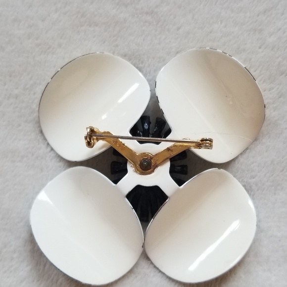 🌻SOLD🌻Vintage Flower Enamel Brooch - Picture 6 of 6
